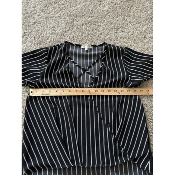 The Outfit Pullover criss cross v neck front striped size small short sleeve top - Picture 6 of 9